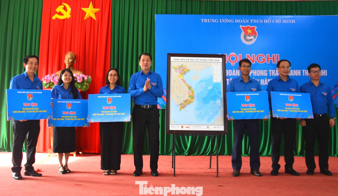 Trung ương Đoàn trao tặng bản đồ Việt Nam cho các đơn vị cụm Tây Nguyên