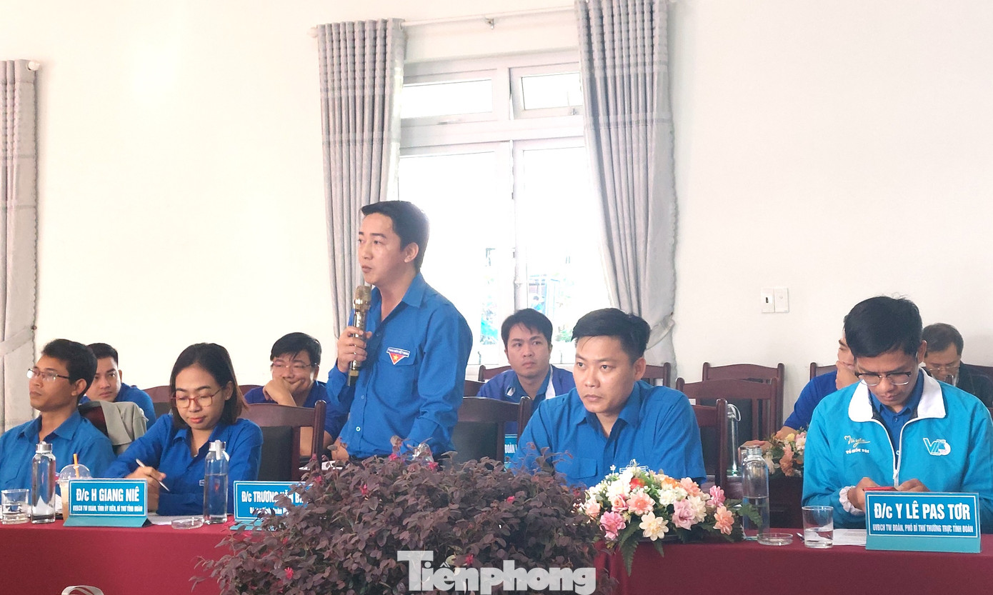 Anh Trương Văn Bình - Bí thư Tỉnh Đoàn Đắk Nông nêu các khó khăn vướng mắc công tác đoàn của địa phương.