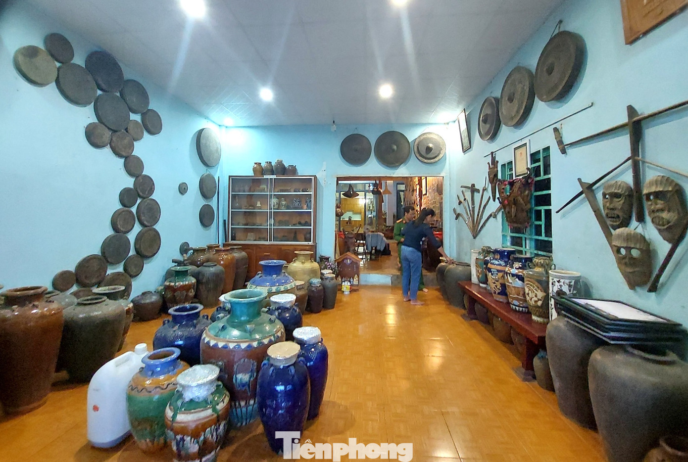 Yêu văn hóa Tây Nguyên, nên thiếu tá Đinh Văn Bộ, cán bộ công an huyện Đắk Glong (Đắk Nông), đã dày công tìm hiểu, sưu tầm các hiện vật của đồng bào Mnông, Mạ, Ê đê, Gia Rai...