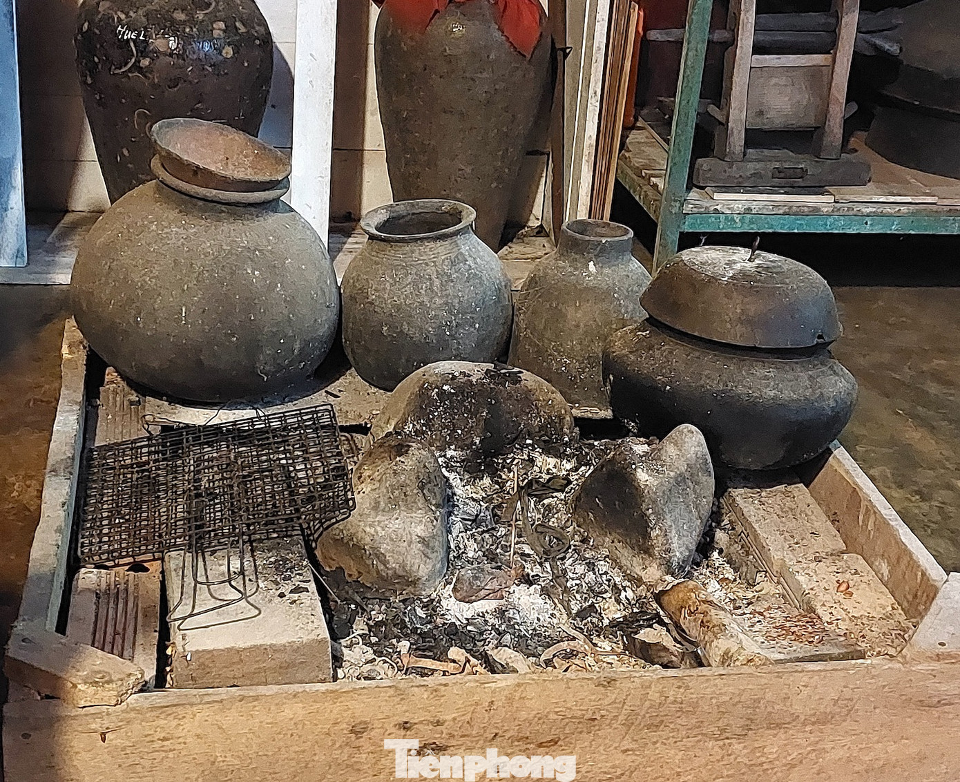 Bếp lửa được bài trí ngay dưới nền nhà. Khách đến tham quan có thể nhóm lửa quây quần thưởng thức cà phê.