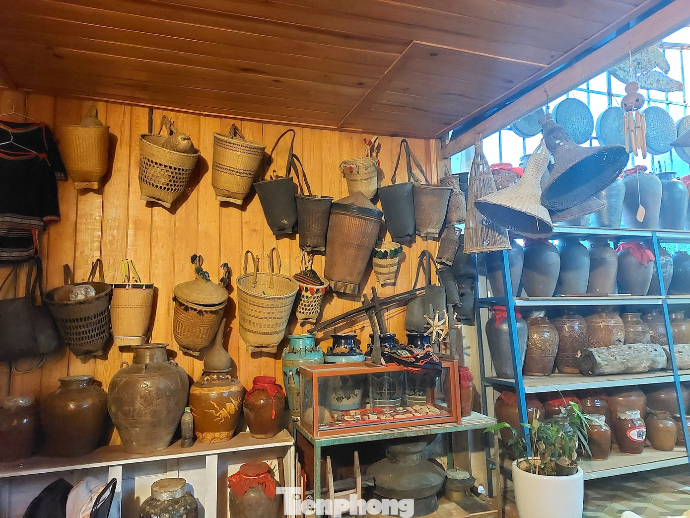 Hơn 10 năm qua, anh Bộ dành thời gian đi khắp các bon, làng tìm hiểu, nghiên cứu và sưu tầm các hiện vật gắn với văn hóa truyền thống các dân tộc Tây Nguyên.