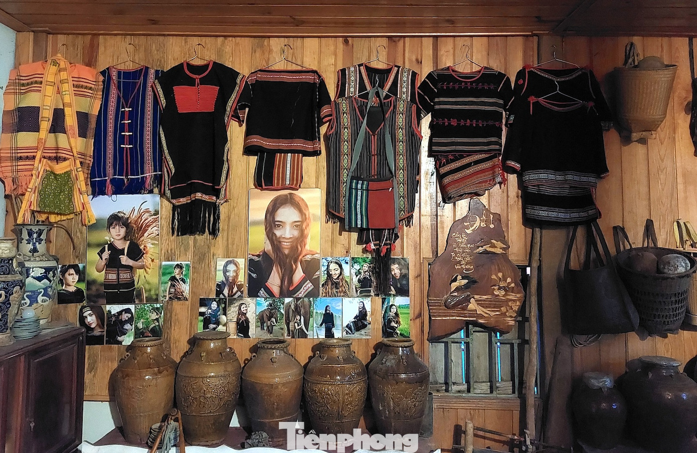 Trong số này, chiếm nhiều nhất là các trang phục thổ cẩm, chóe, cồng, chiêng… của người M'nông, Mạ, Ê đê, Gia Rai.