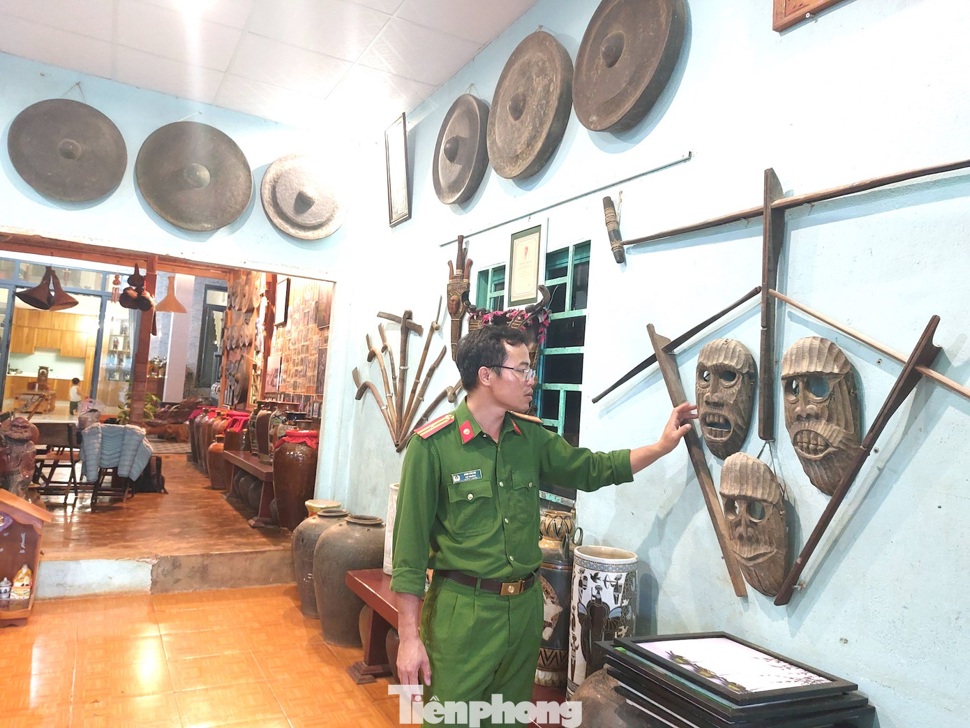 Hiện nay, anh Bộ sở hữu hơn 1.000 hiện vật gồm: Thổ cẩm, dụng cụ lao động, trang sức, chóe, chiêng, nhạc cụ... Mỗi hiện vật đều mang một câu chuyện về văn hóa, đời sống của các dân tộc ở Tây Nguyên.