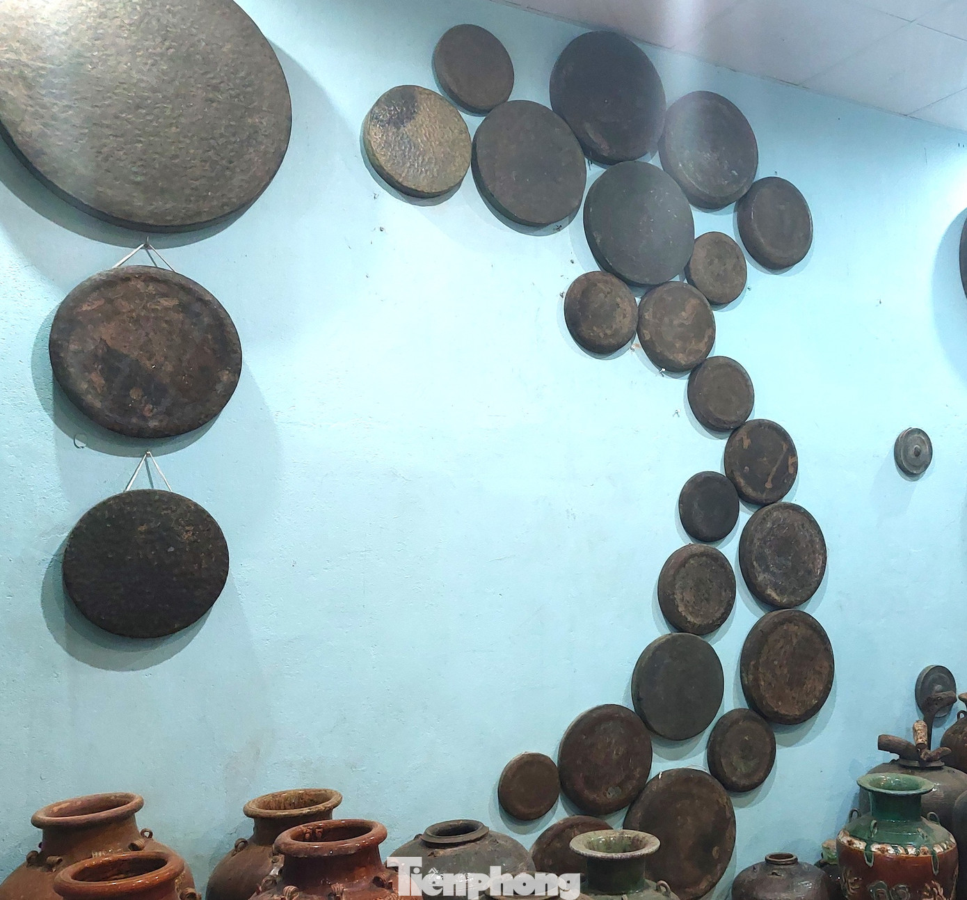 Căn nhà nhỏ của gia đình anh là nơi lưu giữ các hiện vật này. Những bộ cồng, chiêng được chủ nhân bày trí, sắp xếp theo hình chữ S đất nước Việt Nam.