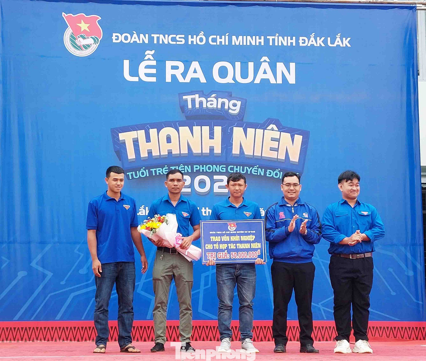 Trao vốn khởi nghiệp cho tổ hợp tác thanh niên