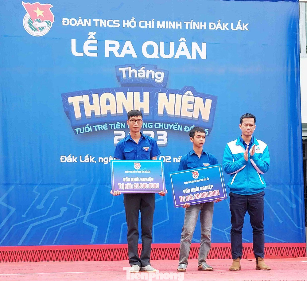 Đại diện lãnh đạo tỉnh Đoàn trao vốn khởi nghiệp