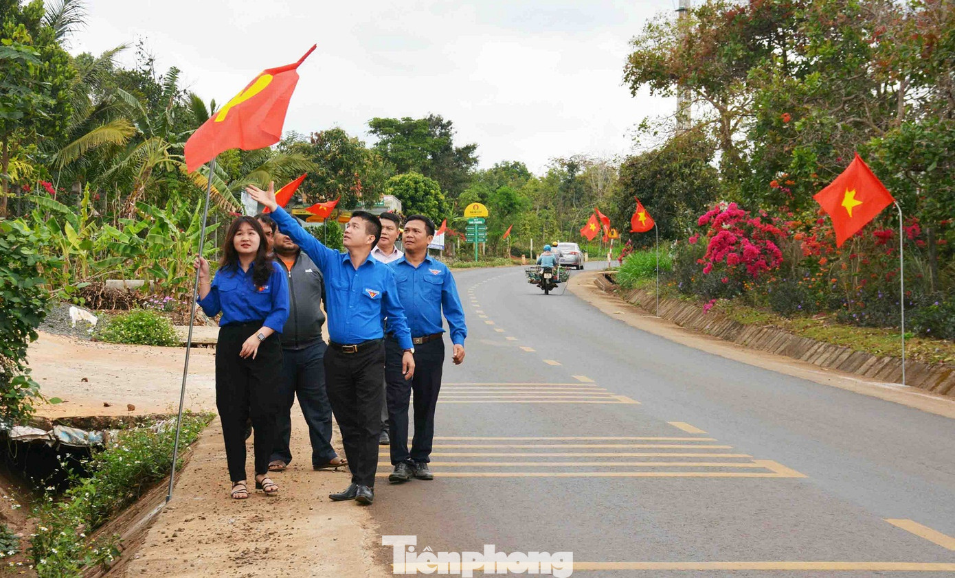 Đường cờ thanh niên 2km tại xã Ea H'đing