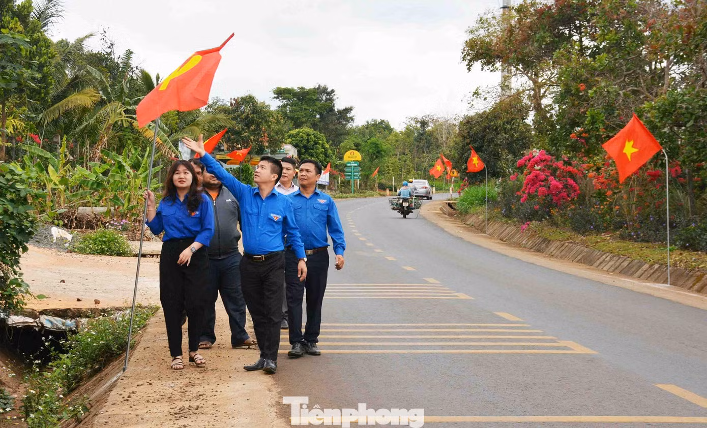 Đường cờ thanh niên 2km tại xã Ea H'đing