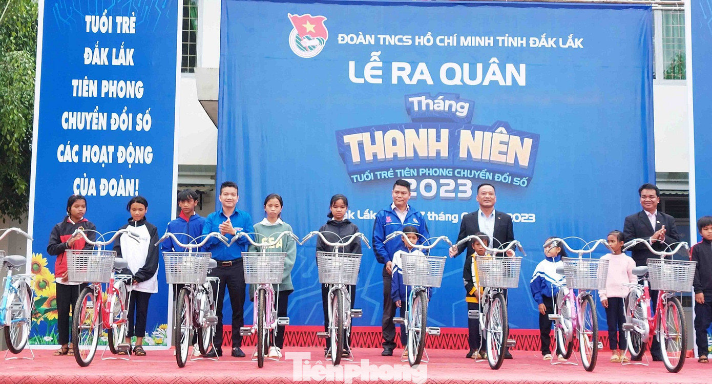 Học sinh nghèo vượt khó được trao tặng xe đạp