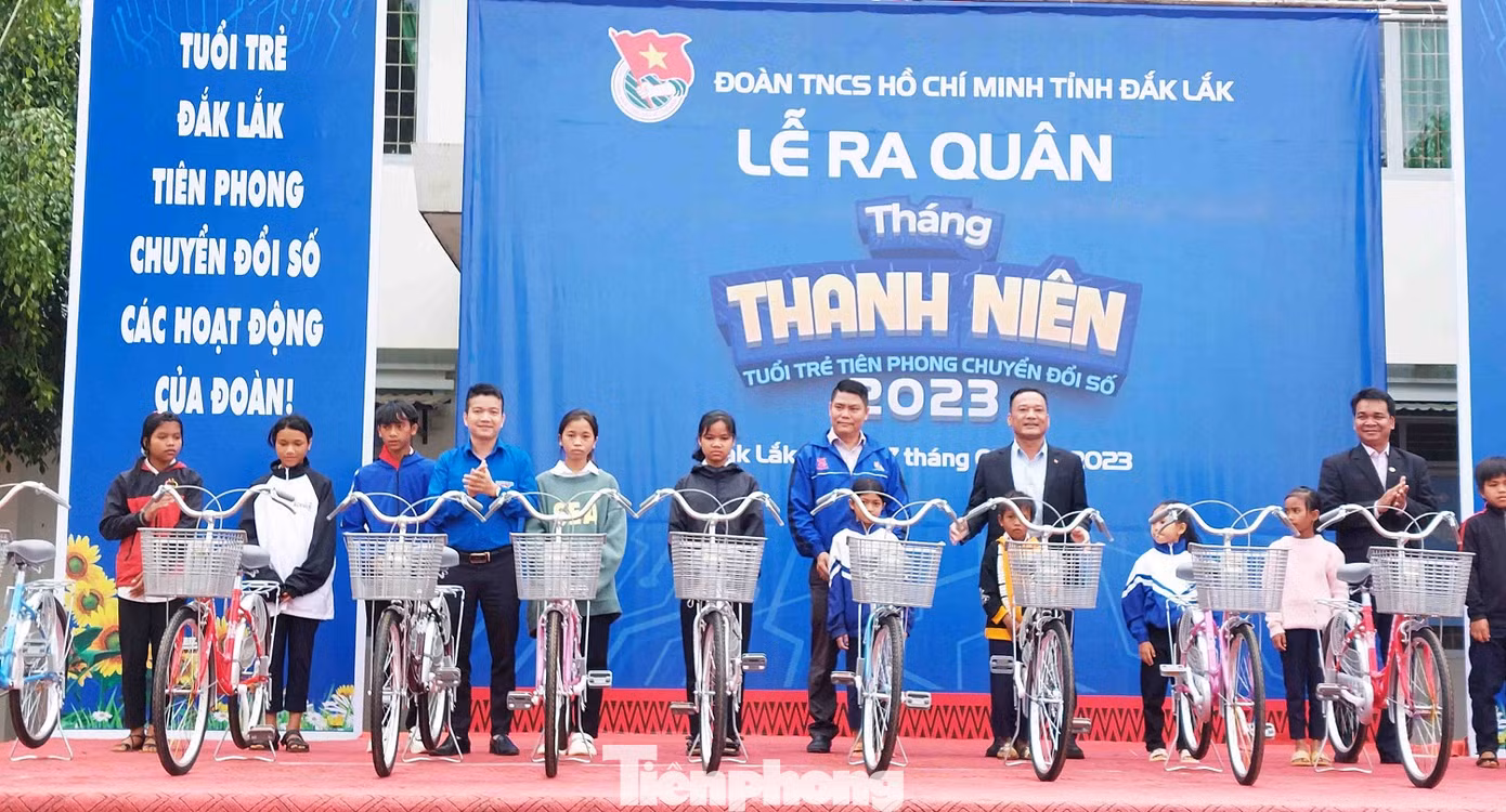 Học sinh nghèo vượt khó được trao tặng xe đạp