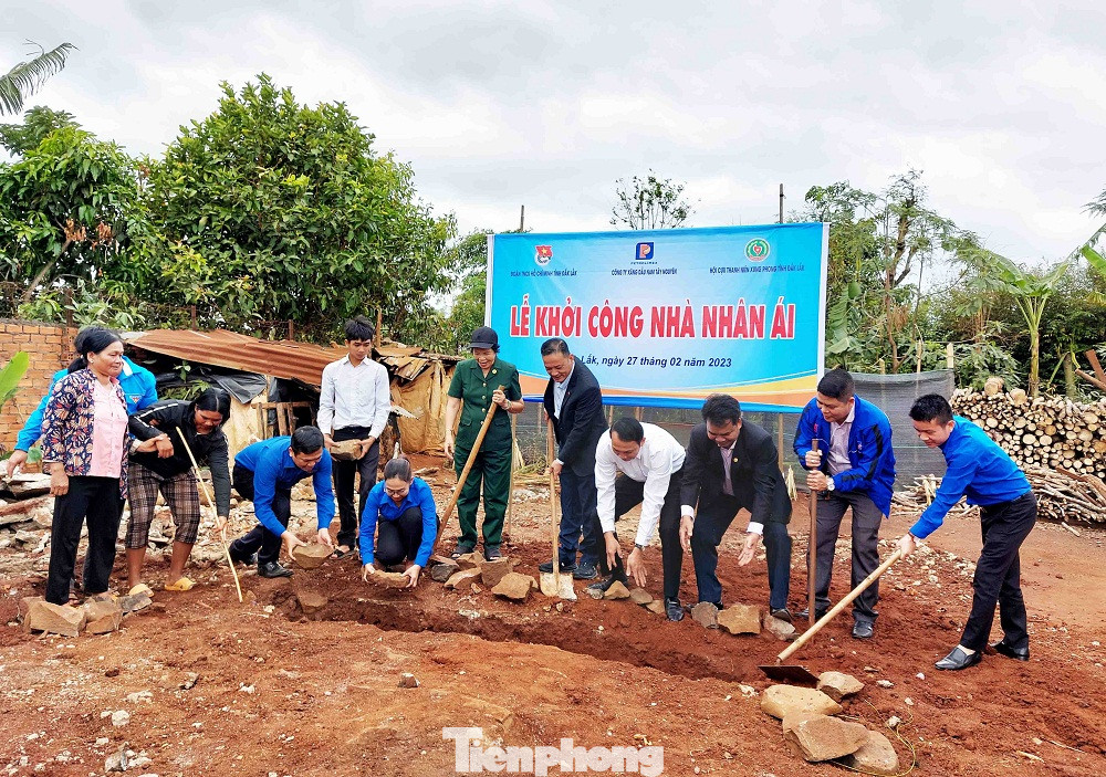 Khởi công nhà nhân ái