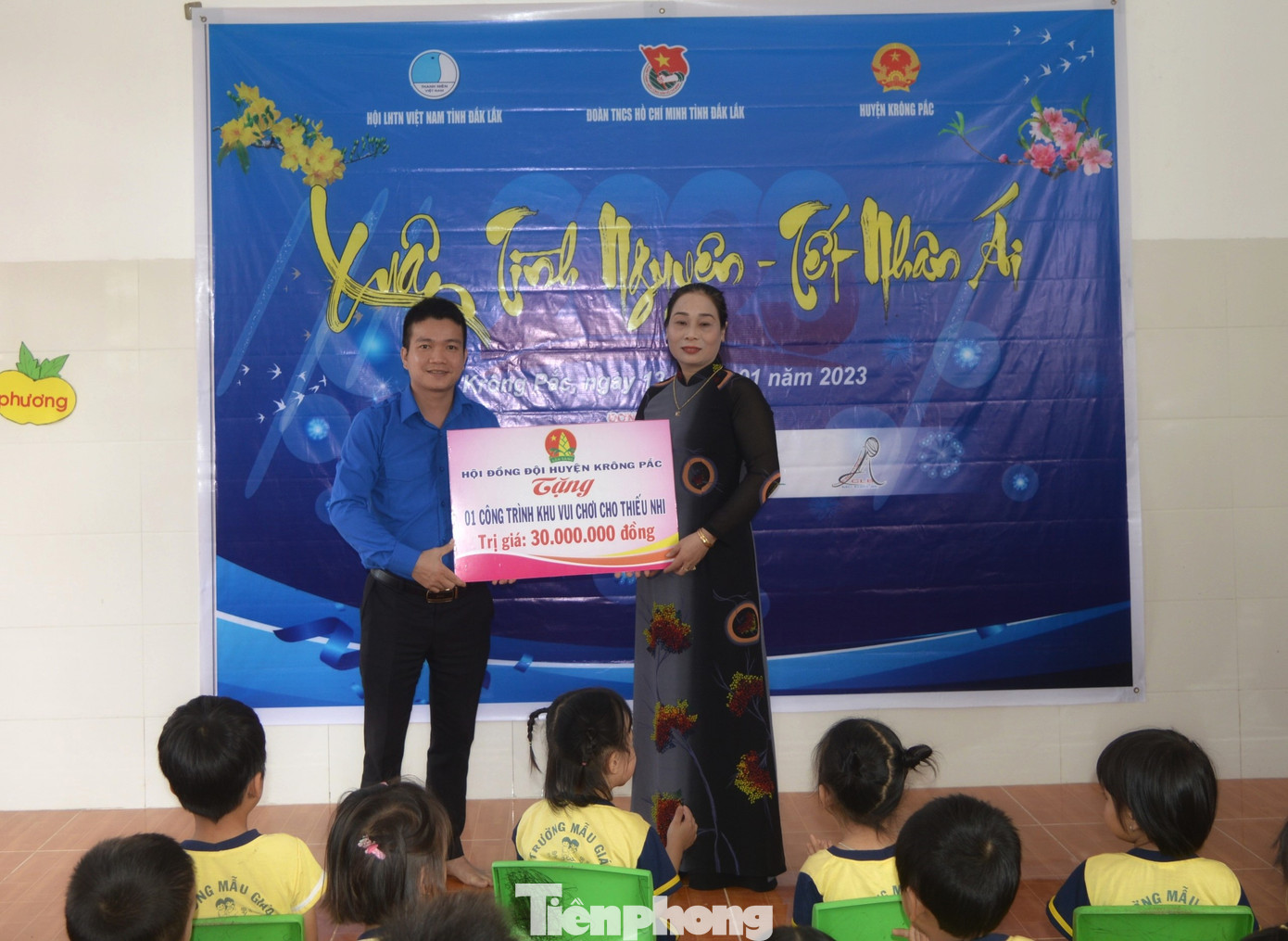 Đại diện lãnh đạo Tỉnh Đoàn trao tặng công trình khu vui chơi thiếu nhi