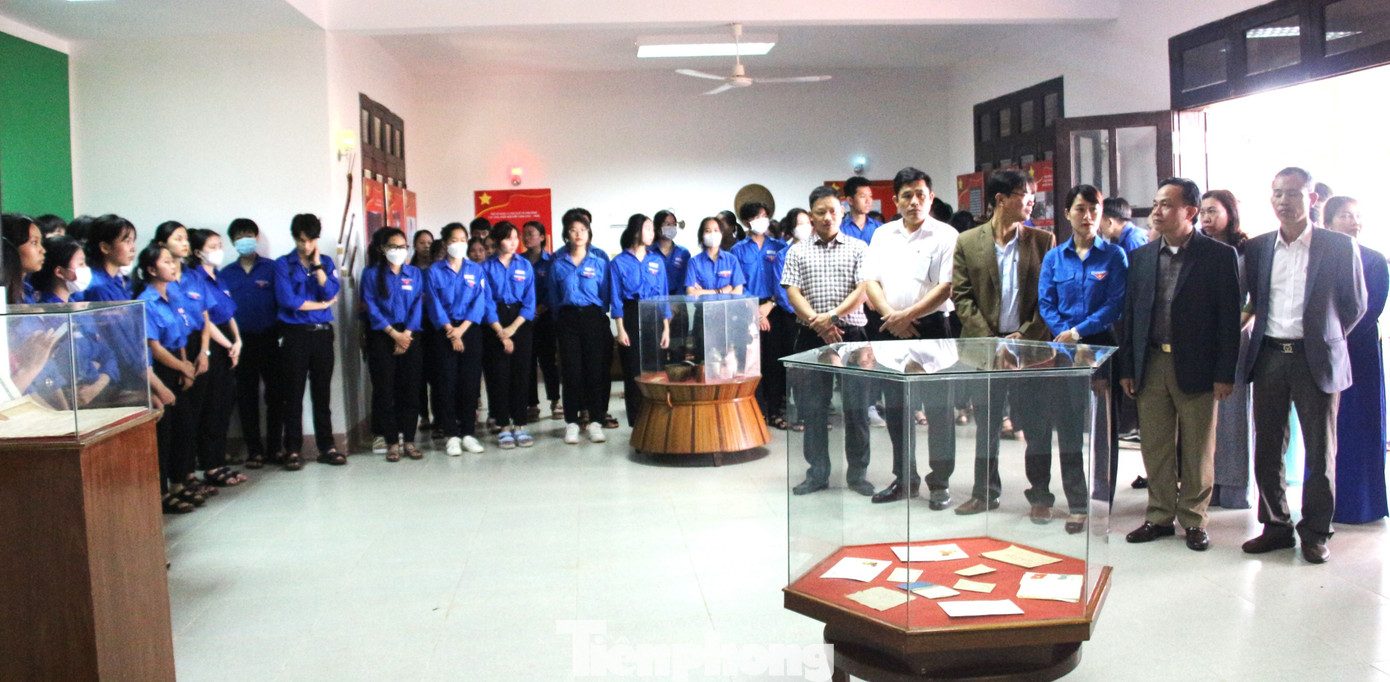 Đại biểu, đoàn viên tham quan di tích lịch sử CaDa