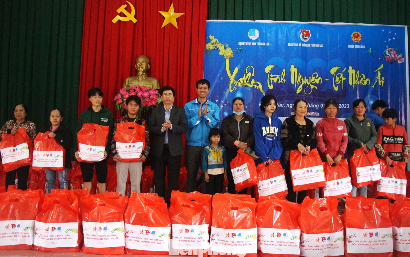 Gia đình khó khăn nhận quà