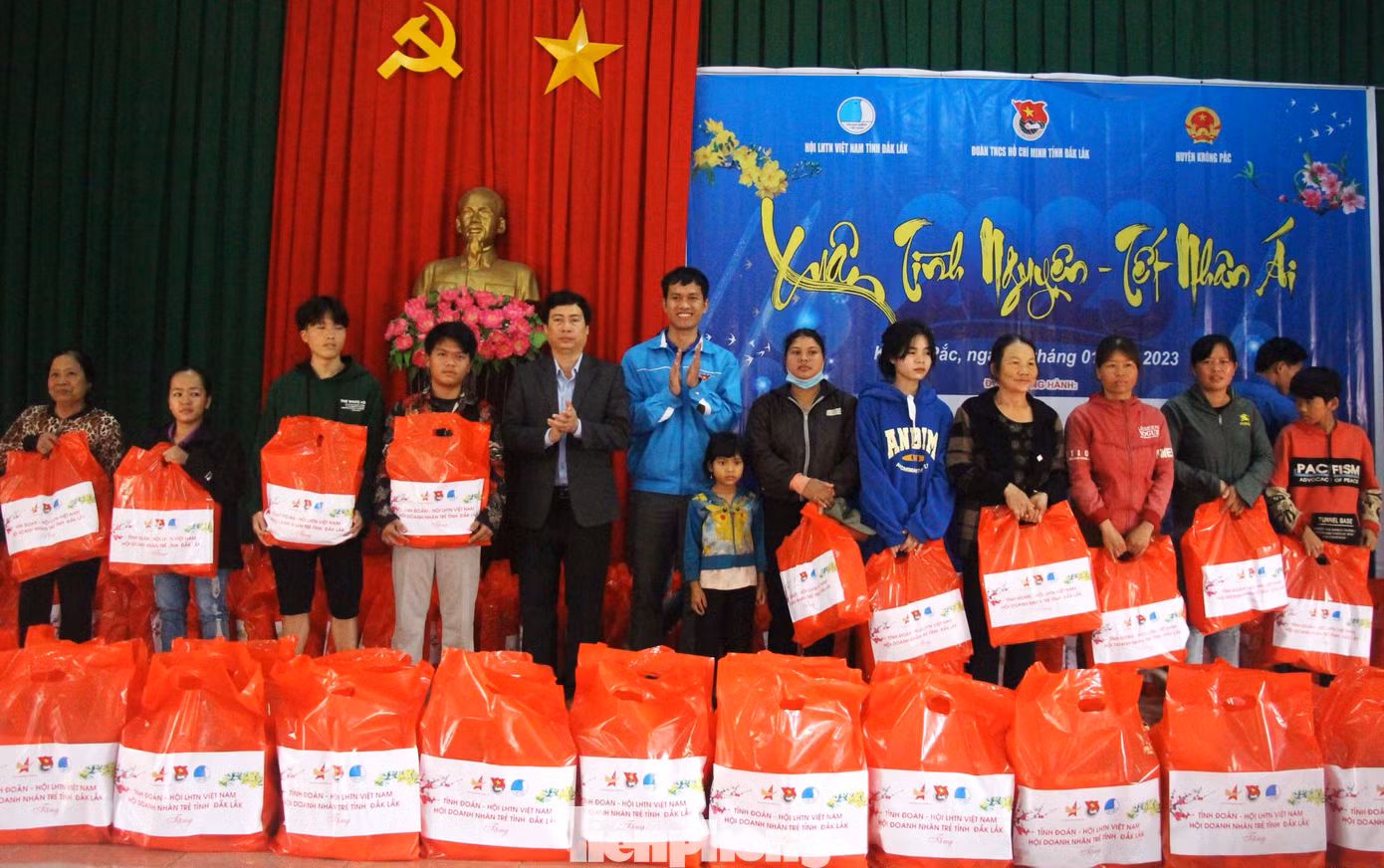 Gia đình khó khăn nhận quà