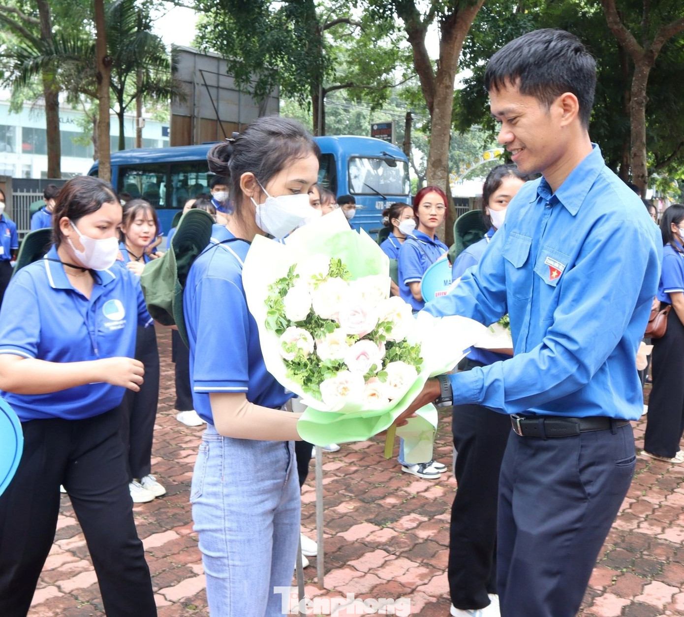 Anh Y Lê Pas Tơr, Phó Bí thư thường trực Tỉnh Đoàn tặng hoa cho các đội hình tham gia chiến dịch Mùa hè xanh năm 2023 Anh Y Lê Pas Tơr, Phó Bí thư thường trực Tỉnh Đoàn tặng hoa cho các đội hình tham gia chiến dịch Mùa hè xanh năm 2023