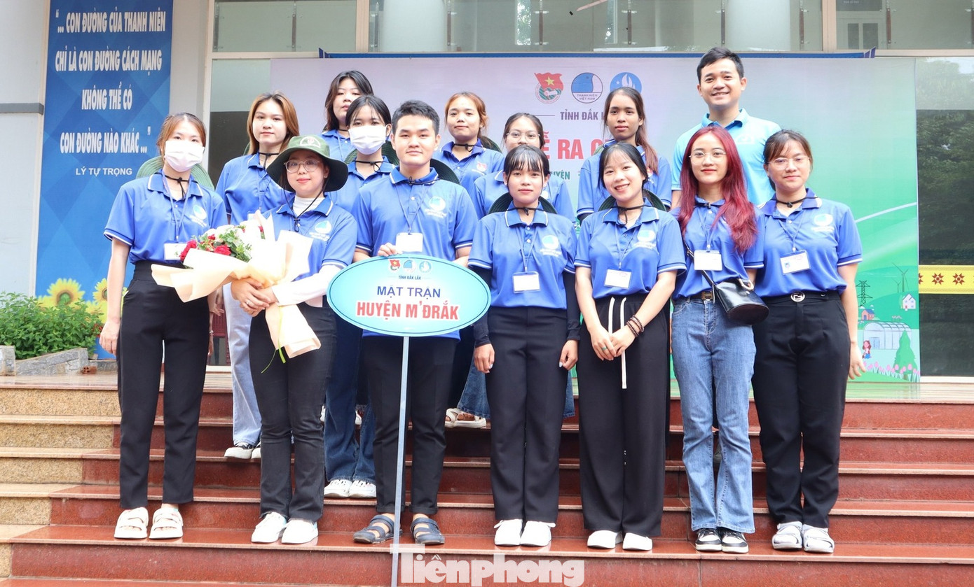 Một đội hình tham gia chiến dịch Mùa hè xanh chụp ảnh lưu niệm tại lễ ra quân Một đội hình tham gia chiến dịch Mùa hè xanh chụp ảnh lưu niệm tại lễ ra quân