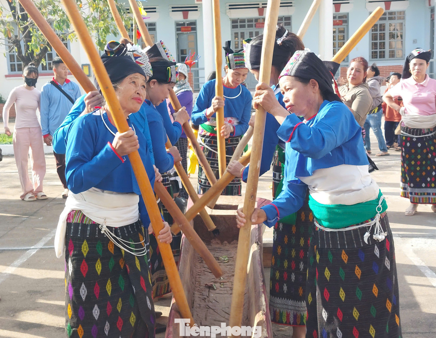 Những điệu múa khua luống của bà con dân tộc Thái. Theo người dân nơi đây, múa khua luống để cầu mong mưa thuận gió hòa, mùa màng bội thu.