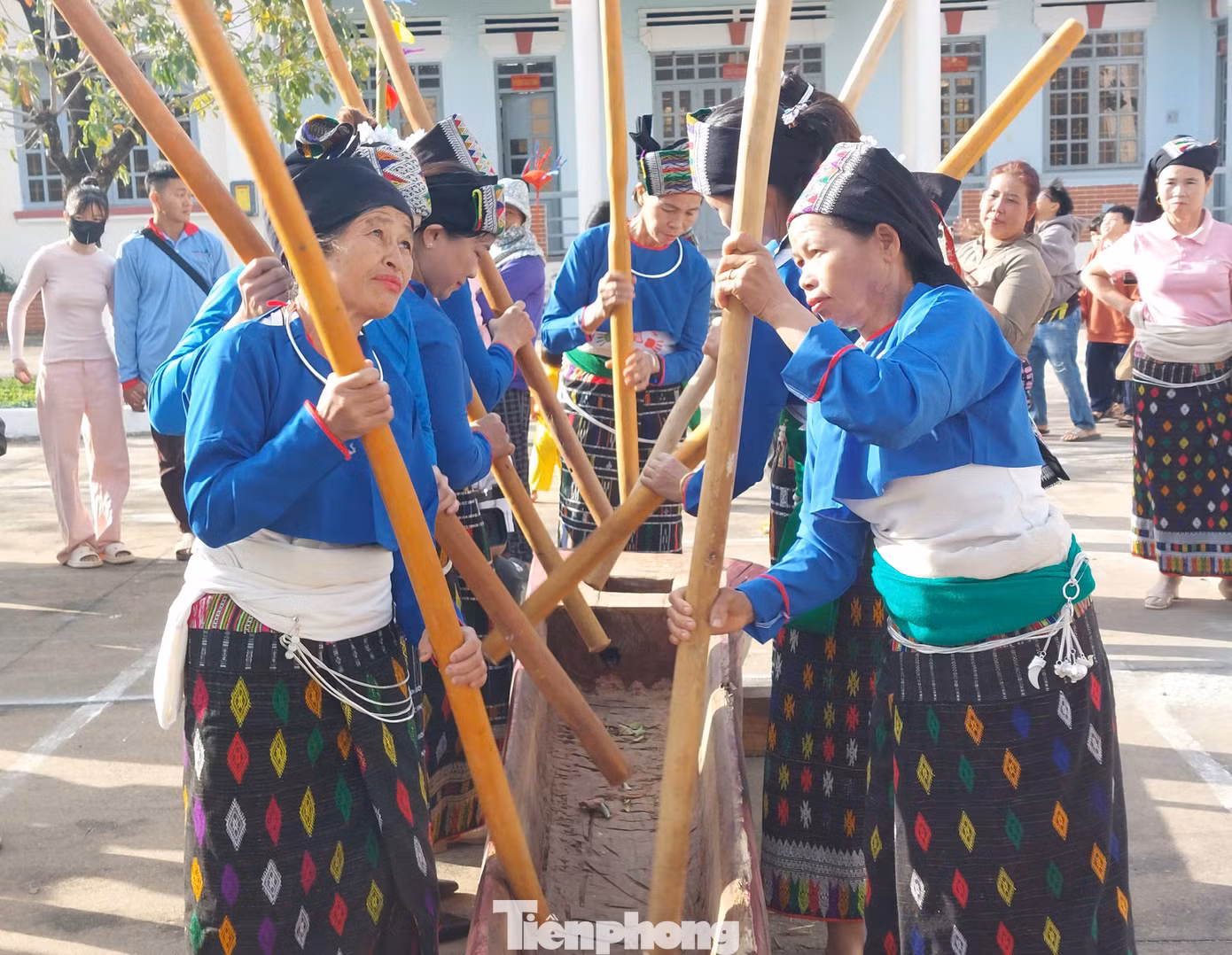 Những điệu múa khua luống của bà con dân tộc Thái. Theo người dân nơi đây, múa khua luống để cầu mong mưa thuận gió hòa, mùa màng bội thu.