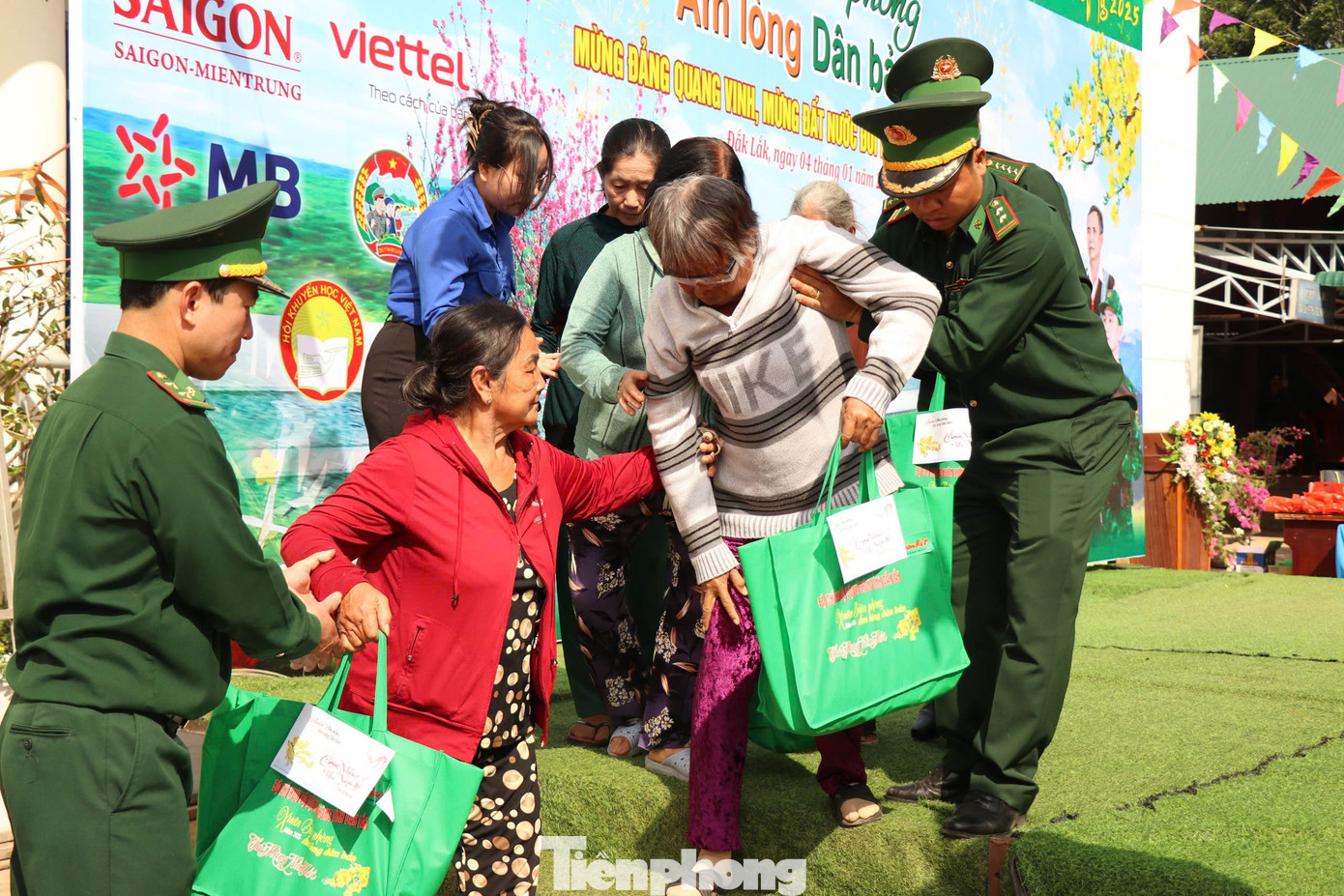 Tại chương trình, ban tổ chức trao gần 400 suất quà tặng các gia đình chính sách và hộ nghèo, trao tặng học bổng học sinh nghèo học giỏi, trao nhà Đại đoàn kết đến các gia đình có hoàn cảnh đặc biệt khó khăn trên địa bàn khu vực biên giới.