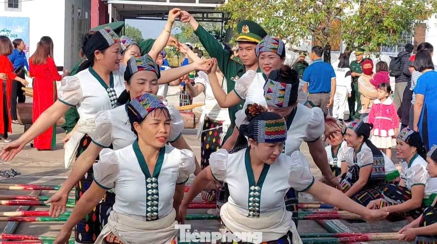 Xã Ia Lốp có trên 1.800 hộ, 15 dân tộc anh em cùng sinh sống. Người dân còn giữ được nhiều nét văn hoá truyền thống đặc trưng.