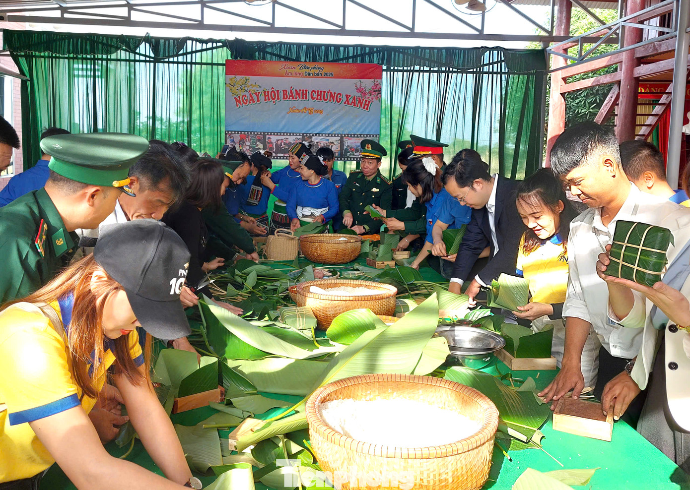 Tại chương trình, diễn ra ngày hội Bánh chưng xanh.