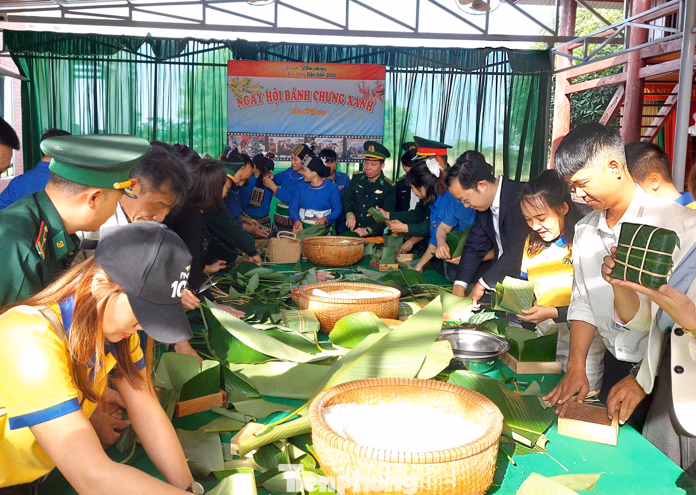 Tại chương trình, diễn ra ngày hội Bánh chưng xanh.