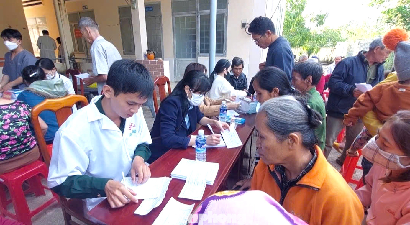 Các chiến sĩ bộ đội biên phòng phối hợp với đoàn y, bác sĩ của Bệnh viện Đại học Y dược Buôn Ma Thuột khám bệnh và phát thuốc miễn phí hơn 300 người dân nơi đây.
