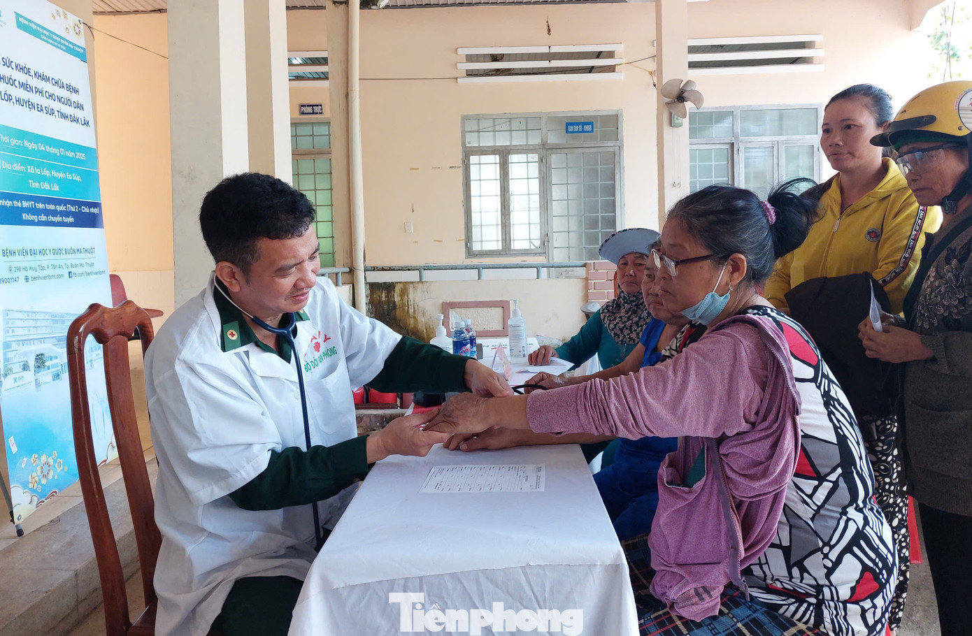 Bà Lương Thị Ninh (66 tuổi) xúc động nói: “Tôi được các bác sĩ khám bệnh, siêu âm kiểm tra lại vết mổ ruột thừa. Chúng tôi được các bác sĩ cấp thuốc, thuốc bổ".