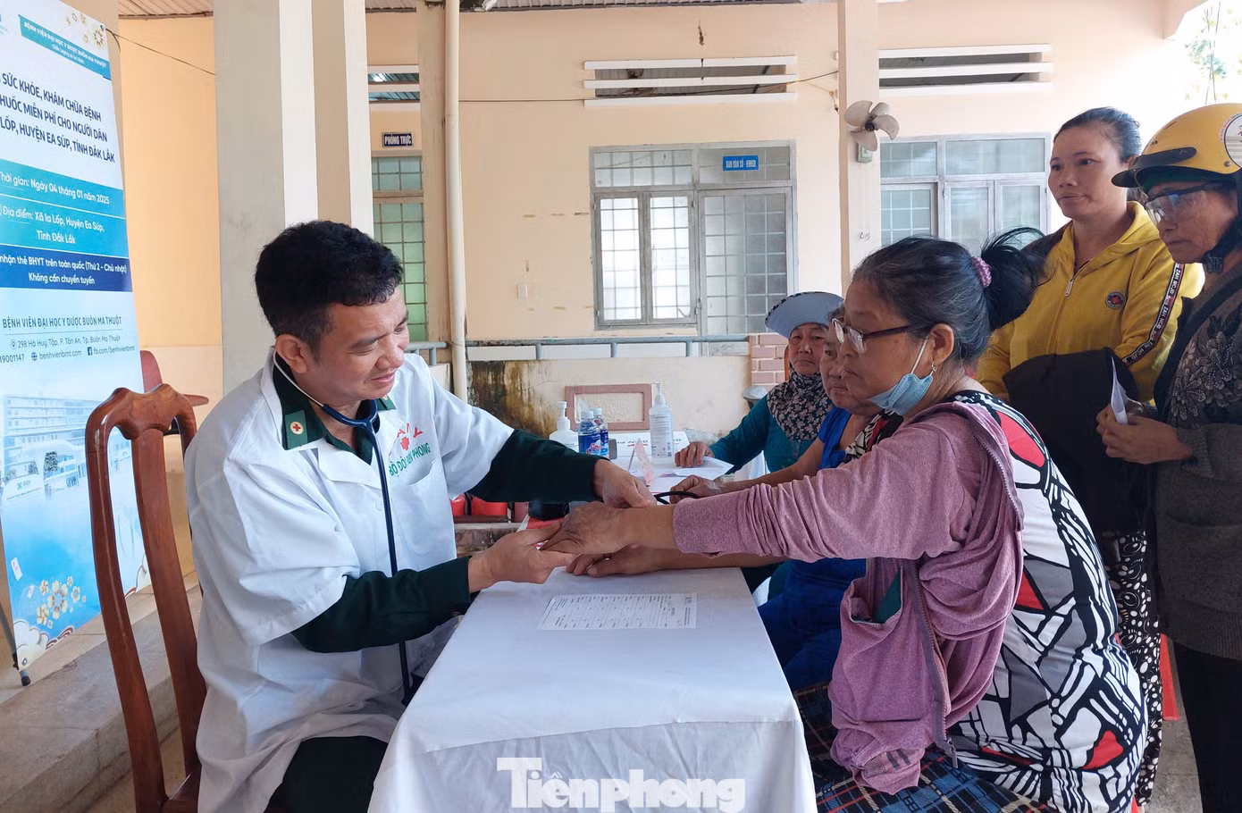 Bà Lương Thị Ninh (66 tuổi) xúc động nói: “Tôi được các bác sĩ khám bệnh, siêu âm kiểm tra lại vết mổ ruột thừa. Chúng tôi được các bác sĩ cấp thuốc, thuốc bổ".