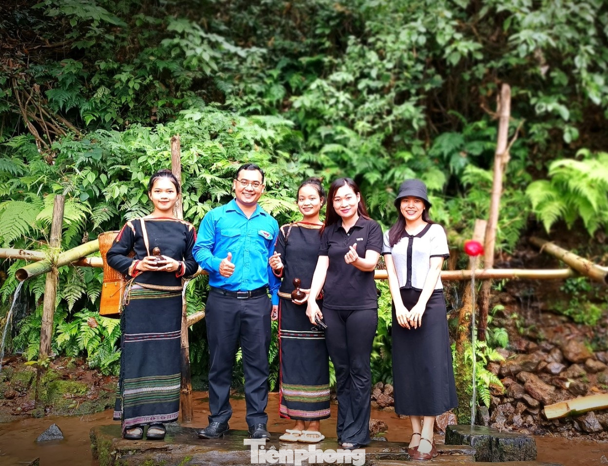 Ban tổ chức bàn giao công trình của dự án cộng đồng Bản sắc Tây Nguyên