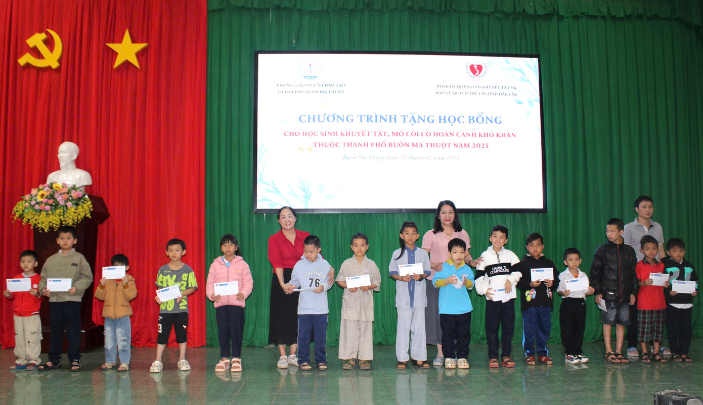 Học sinh khuyết tật và mồ côi có hoàn cảnh khó khăn nhận học bổng Học sinh khuyết tật và mồ côi có hoàn cảnh khó khăn nhận học bổng