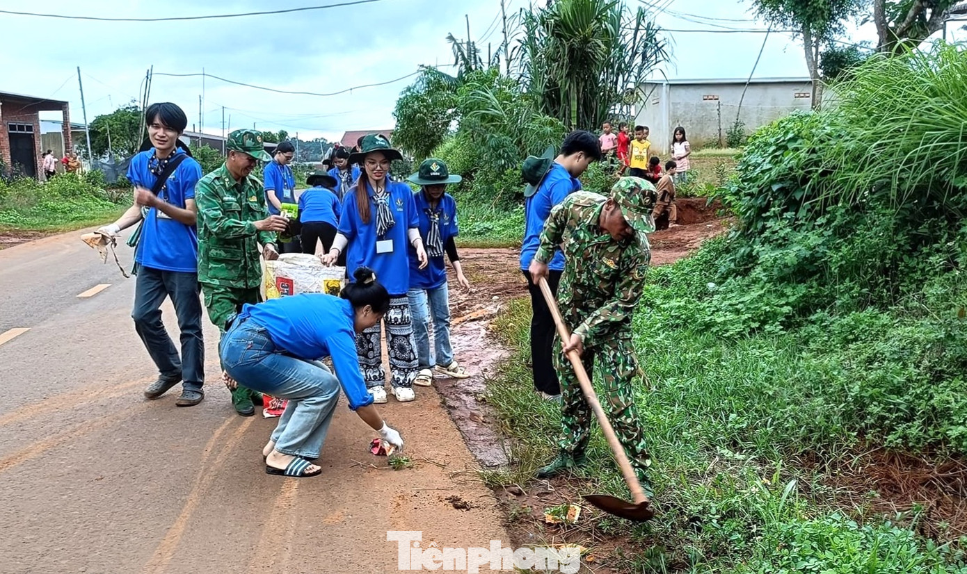 Các bạn tình nguyện viên hoàn thiện công trình đèn đường "Gieo mầm ánh sáng"; Thu thập thông tin hoàn thiện Sổ tay du lịch xã Đắk Búk So; Tổ chức buổi tuyên truyền phòng chống ma túy cho học sinh bậc tiểu học và trung học cơ sở.