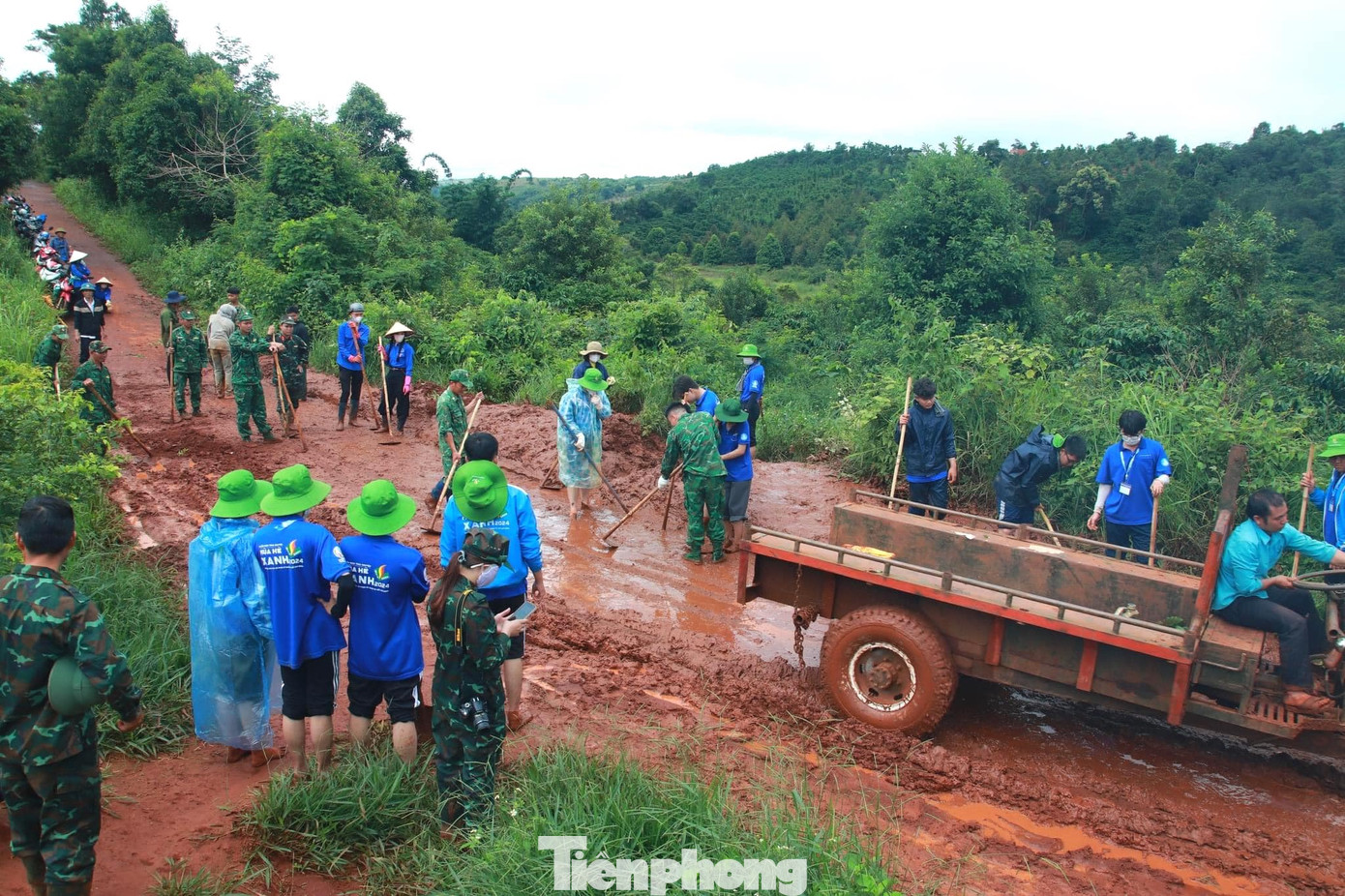 Các bạn phối hợp tham gia dọn dẹp tuyến đường sạt lở tại bon Pu Prăng 1, xã Quảng Trực