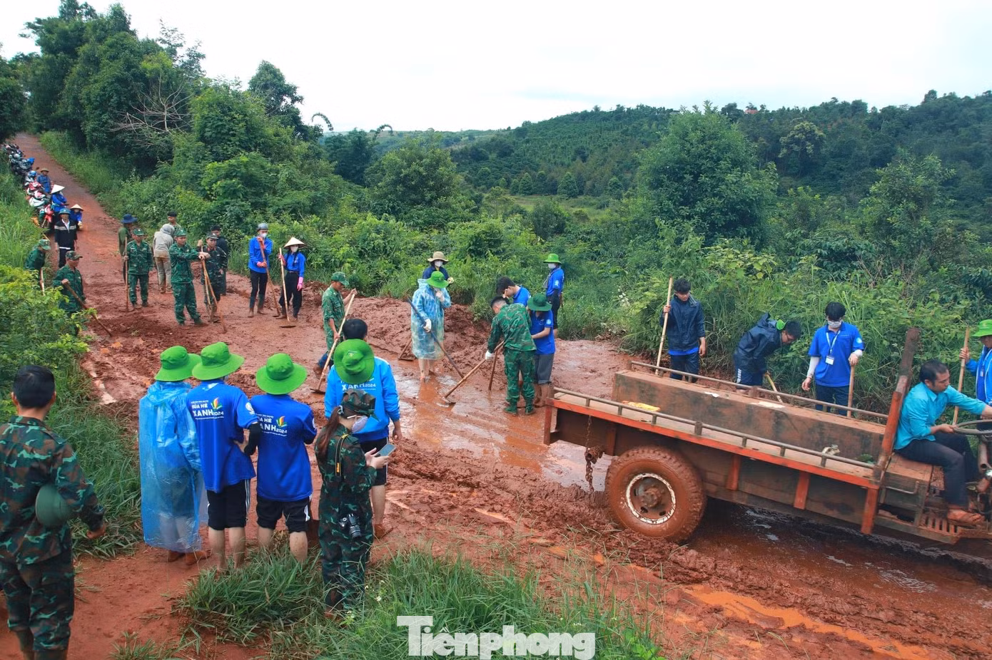 Các bạn phối hợp tham gia dọn dẹp tuyến đường sạt lở tại bon Pu Prăng 1, xã Quảng Trực