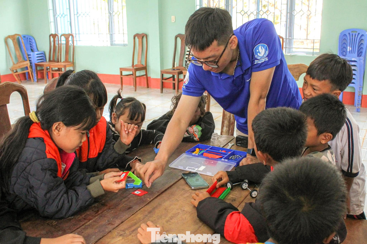 Đội hình đã tổ chức lớp học tình thương cho các em thiếu nhi. Bên cạnh đó, các em nhỏ được tham gia lắp ráp các mô hình đồ chơi theo sự sáng tạo của bản thân.