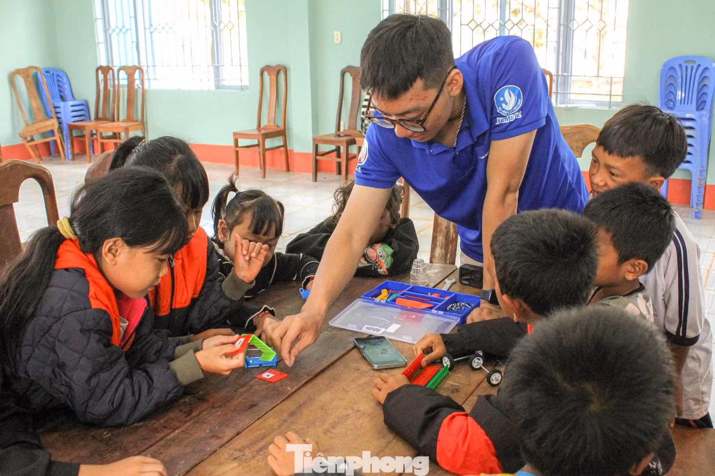 Đội hình đã tổ chức lớp học tình thương cho các em thiếu nhi. Bên cạnh đó, các em nhỏ được tham gia lắp ráp các mô hình đồ chơi theo sự sáng tạo của bản thân.