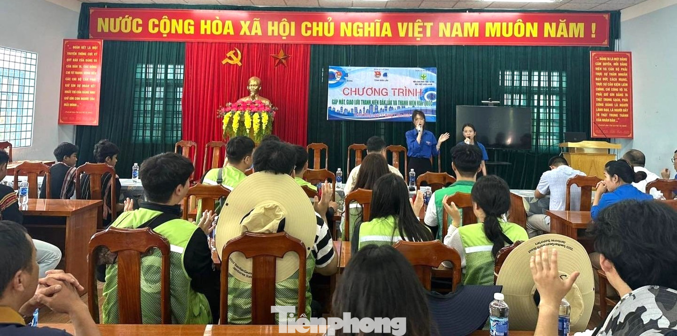 Đoàn gồm 12 người, trong đó có 10 sinh viên đến từ 5 trường đại học thuộc tỉnh Jeonbuk, 1 giáo sư người Việt Nam đang công tác tại một trường đại học ở Hàn Quốc và 1 cán bộ của Hội làng mới.