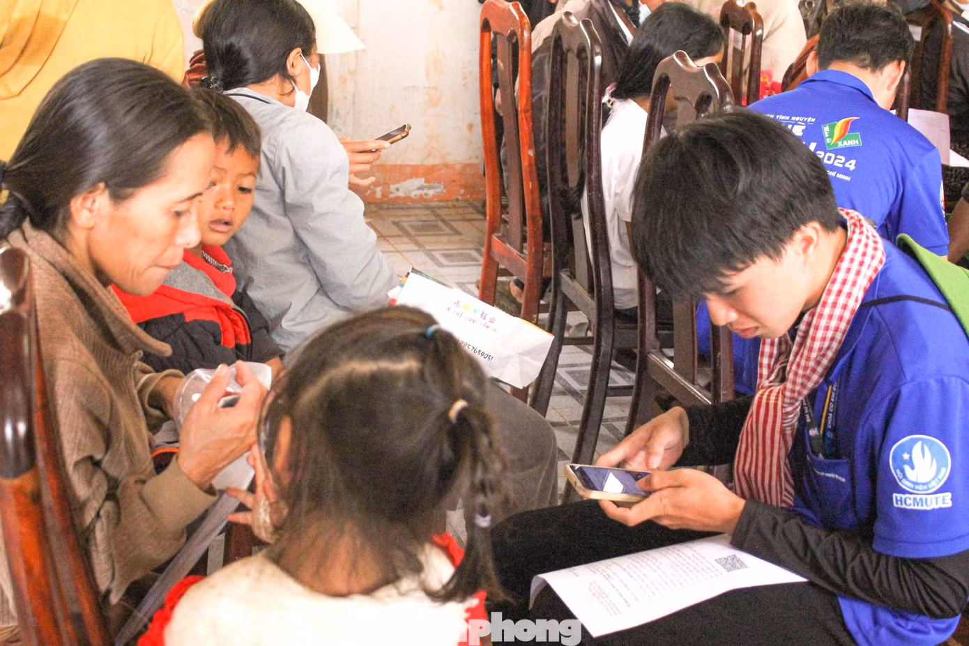 Trong thời gian qua, đội hình này phối hợp cùng Đoàn xã, Công an xã Quảng Trực tổ chức hoạt động tuyên truyền về định danh điện tử, hướng dẫn người dân cài đặt, sử dụng ứng dụng VNeID.
