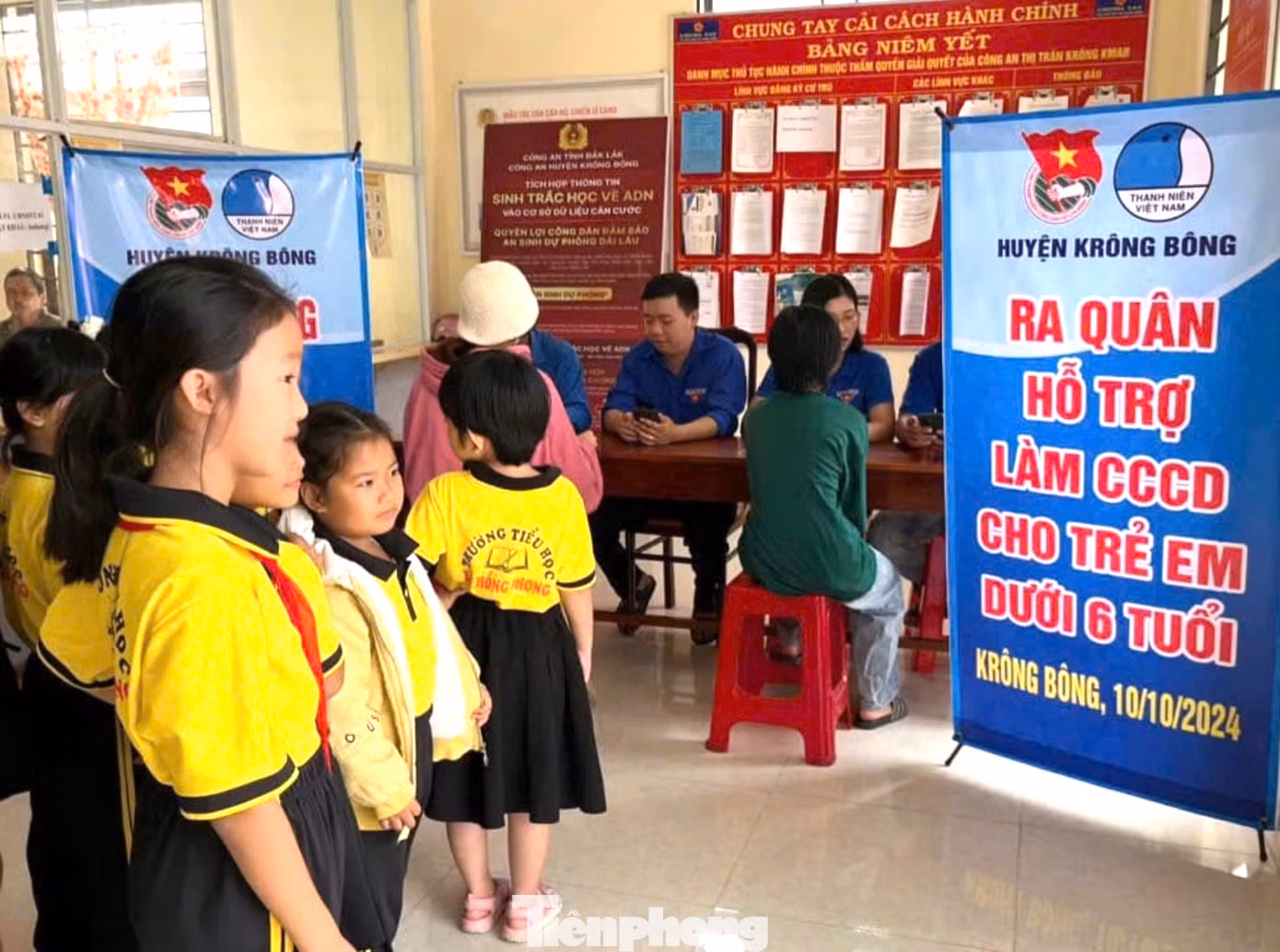 Bên cạnh đó, Đoàn chủ động cụ thể hóa “chuyển đổi số” thành mô hình, giải pháp, công trình, phần việc của đoàn viên thanh niên, nhất là các hoạt động hỗ trợ nhân dân về dịch vụ công trực tuyến, thanh toán điện tử, định danh điện tử… Bên cạnh đó, Đoàn chủ động cụ thể hóa “chuyển đổi số” thành mô hình, giải pháp, công trình, phần việc của đoàn viên thanh niên, nhất là các hoạt động hỗ trợ nhân dân về dịch vụ công trực tuyến, thanh toán điện tử, định danh điện tử…