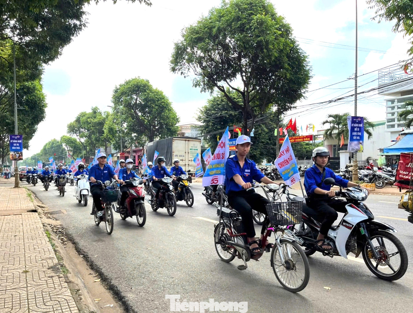 Thông qua hoạt động diễu hành, tuyên truyền, cổ động để triển khai thực hiện hiệu quả các hoạt động hướng tới kỷ niệm Ngày chuyển đổi số quốc gia và Ngày chuyển đổi số huyện Krông Pắc năm 2024.