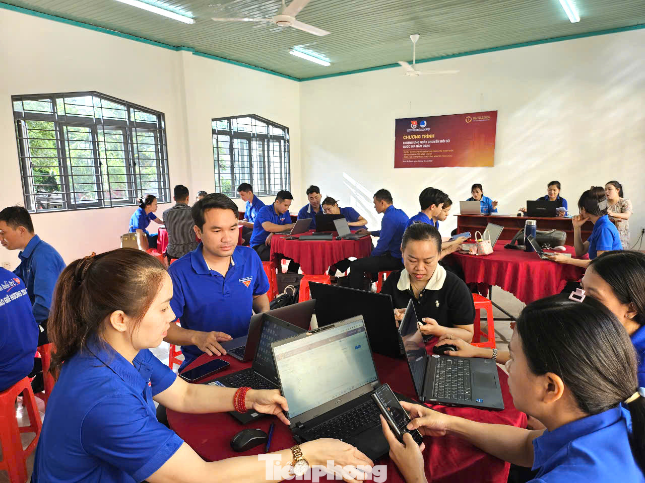 Tại chương trình diễn ra nhiều hoạt động: Tuyên truyền chuyển đổi số cho đoàn viên thanh niên; Tập huấn nâng cao năng lực số; Triển khai đồng loạt cho các cơ sở đoàn 21 xã, phường ra quân tổ công nghệ số cộng đồng.