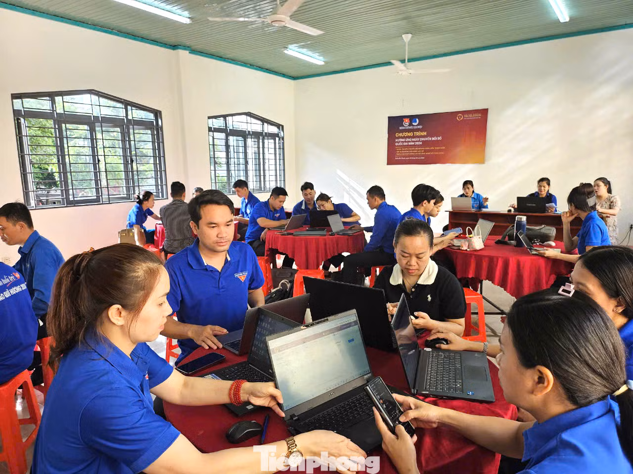 Tại chương trình diễn ra nhiều hoạt động: Tuyên truyền chuyển đổi số cho đoàn viên thanh niên; Tập huấn nâng cao năng lực số; Triển khai đồng loạt cho các cơ sở đoàn 21 xã, phường ra quân tổ công nghệ số cộng đồng. Tại chương trình diễn ra nhiều hoạt động: Tuyên truyền chuyển đổi số cho đoàn viên thanh niên; Tập huấn nâng cao năng lực số; Triển khai đồng loạt cho các cơ sở đoàn 21 xã, phường ra quân tổ công nghệ số cộng đồng.