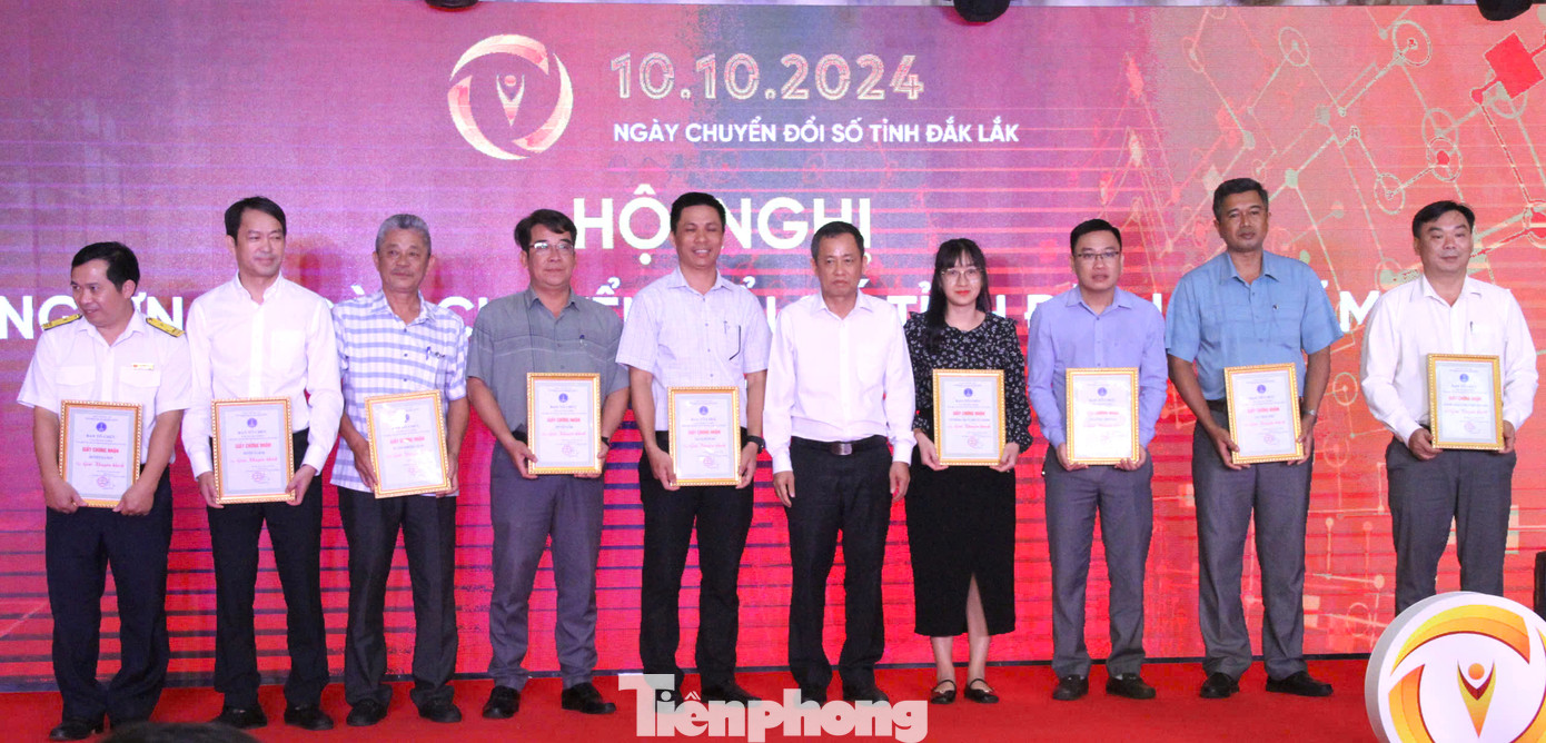 Ban tổ chức trao giải cuộc thi trắc nghiệm tìm hiểu về chuyển đổi số trên địa bàn tỉnh năm 2024 Ban tổ chức trao giải cuộc thi trắc nghiệm tìm hiểu về chuyển đổi số trên địa bàn tỉnh năm 2024