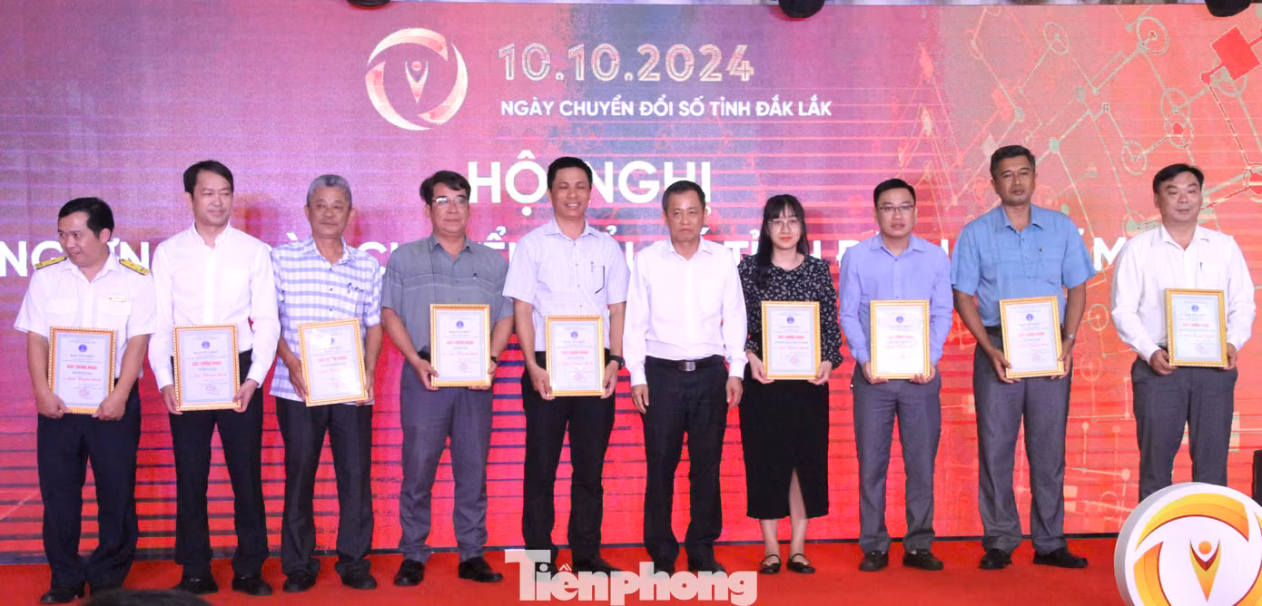 Ban tổ chức trao giải cuộc thi trắc nghiệm tìm hiểu về chuyển đổi số trên địa bàn tỉnh năm 2024