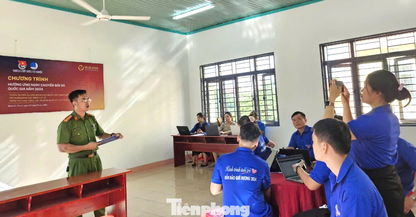 Cùng ngày, Thành Đoàn Buôn Ma Thuột tổ chức chương trình hưởng ứng Ngày chuyển đổi số quốc gia năm 2024 cho cán bộ là bí thư, phó bí thư đoàn cơ sở 21 xã, phường và đoàn các trường THPT thành phố.