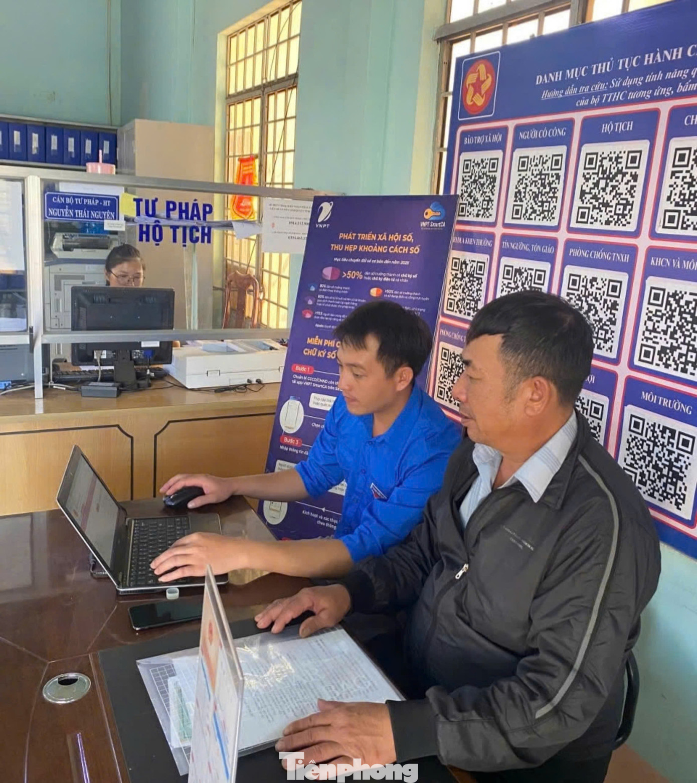 Trong khuôn khổ hoạt động hưởng ứng ngày chuyển đổi số quốc gia, các tổ công nghệ số cộng đồng của tổ chức đoàn huyện Krông Búk triển khai hoạt động hỗ trợ nhân dân thực hiện dịch vụ công trực tuyến, giải quyết thủ tục hành chính thuộc các lĩnh vực.