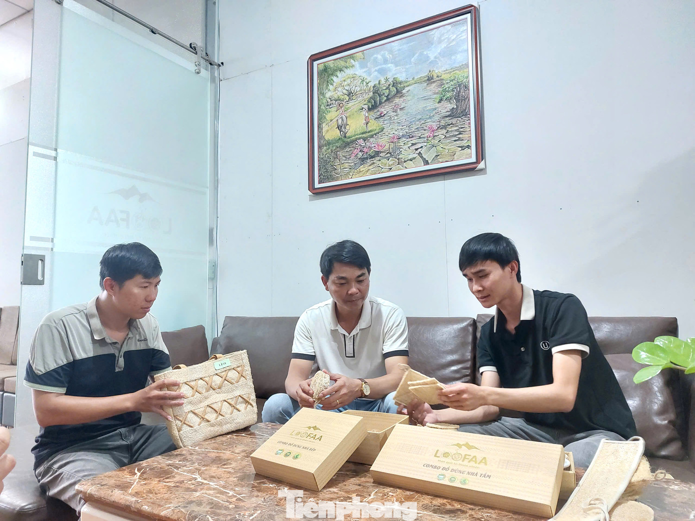 Anh Nguyễn Phú Tùng (TP Buôn Ma Thuột, tỉnh Đắk Lắk) cùng 3 cộng sự thanh niên trẻ đã cùng nhau thành lập công ty.