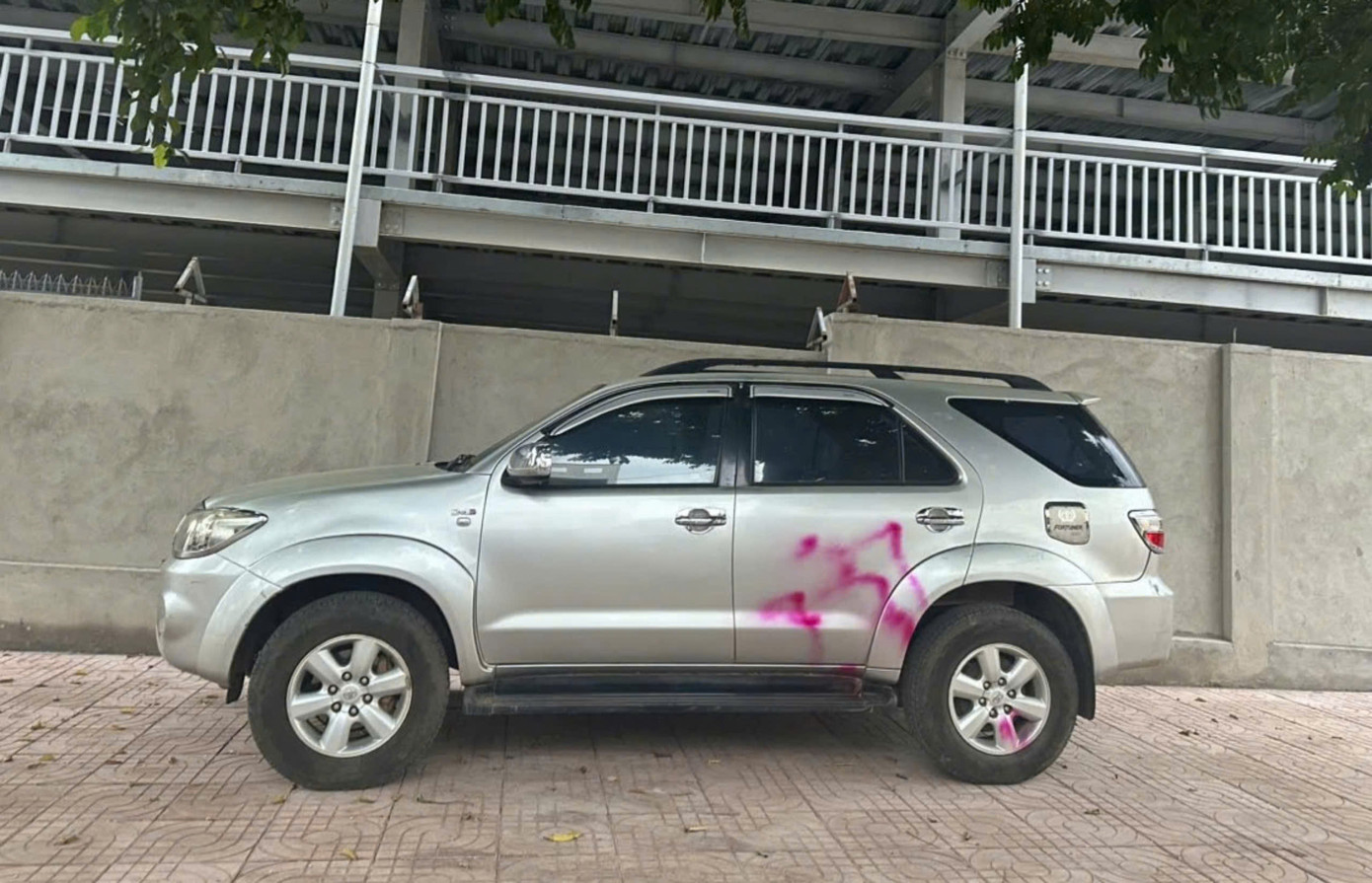 Xe ô tô 5 chỗ bị xịt sơn khi đậu trên vỉa hè.