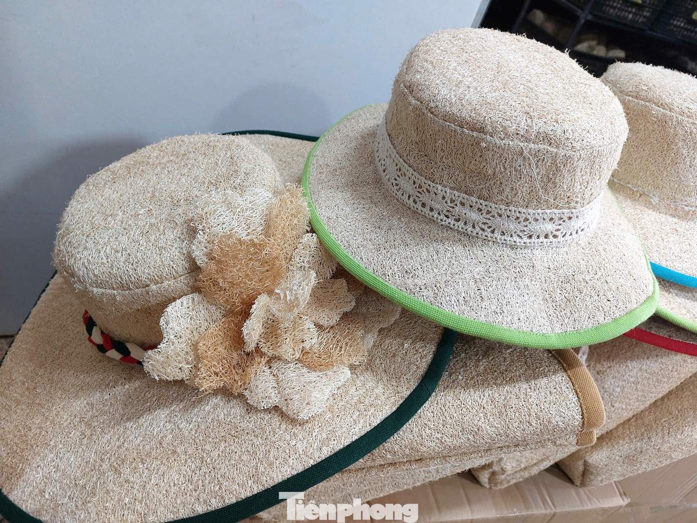 Từ xơ mướp qua bàn tay khéo léo của các bạn trẻ đã “biến hóa” thành nhiều sản phẩm độc đáo và hữu ích.